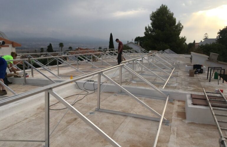 Instalación y anclaje de paneles solares