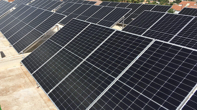 Tejado con instalación placas solares